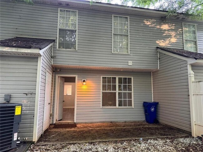 Foto del edificio - 3833 Waldrop Ln