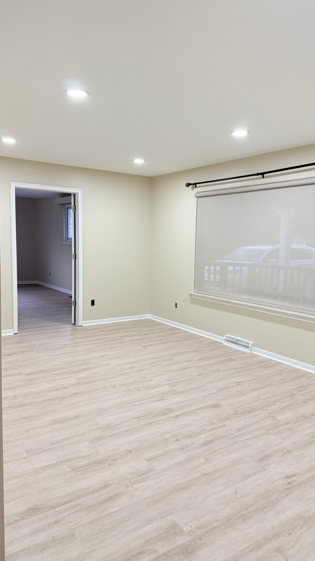 Building Photo - 1060 Glaser Dr