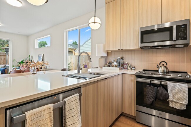 Foto del edificio - 6417 N Greenley Ave #4