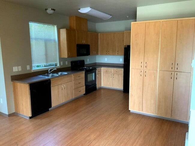 Photo - 2 Bedroom, 2 Bath Close to U of O campus on 14th & Patterson Apartment