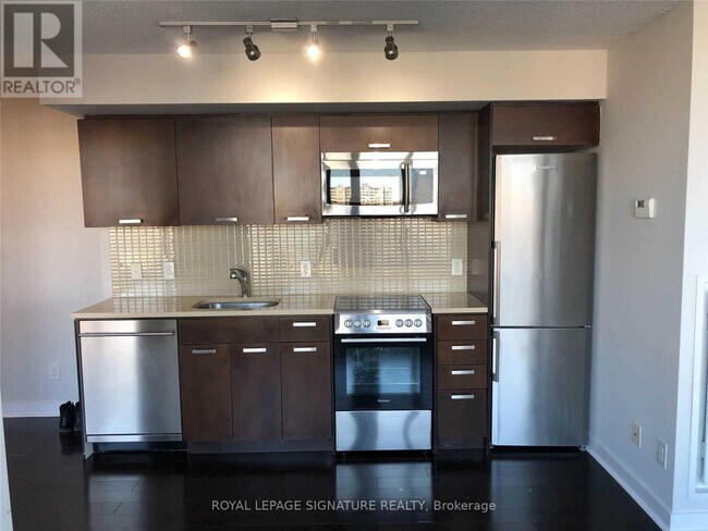 Building Photo - 295 Adelaide St W