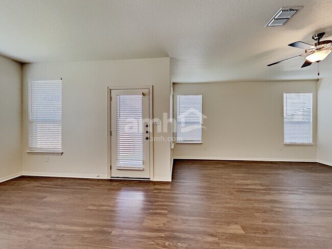Foto del edificio - 2709 Lillybrook Ln