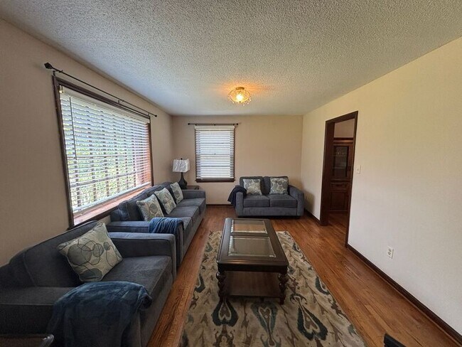 Foto del edificio - 720 Riverland Dr