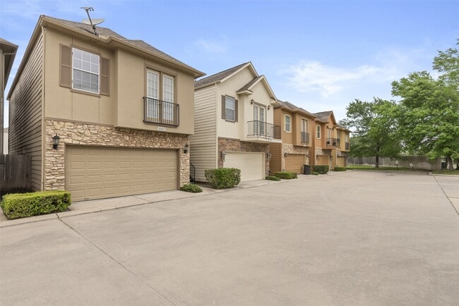 Building Photo - 10812 Almeda Park Dr