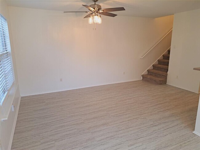 Foto del edificio - 6703 Hill Oaks Dr