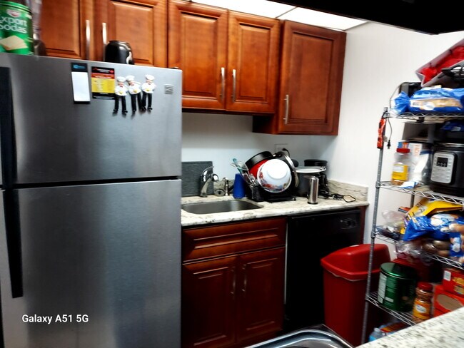 Foto del edificio - 903 W Oak Ridge Rd