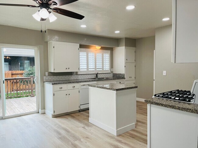 Building Photo - Beautiful home in an established Roseville...