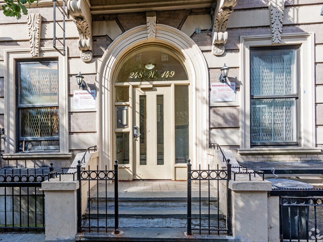 Entrada - 248-250 W 149th St