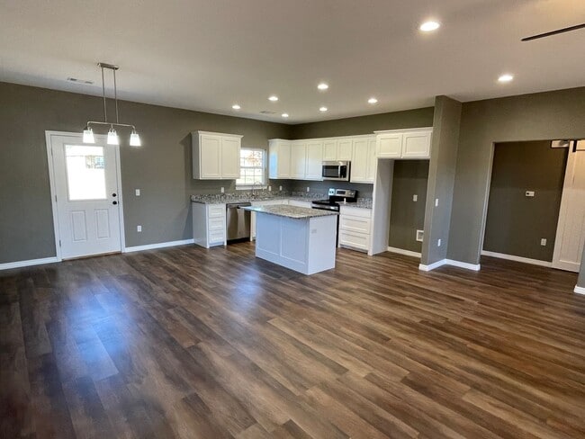 Building Photo - Comfortable 3/2 in Desired Neighborhood