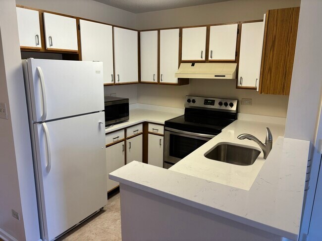 Building Photo - 1905 N Hicks Rd