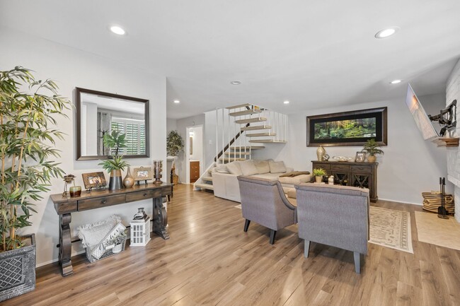 Building Photo - 3 bed 2 bath move-in ready unit.