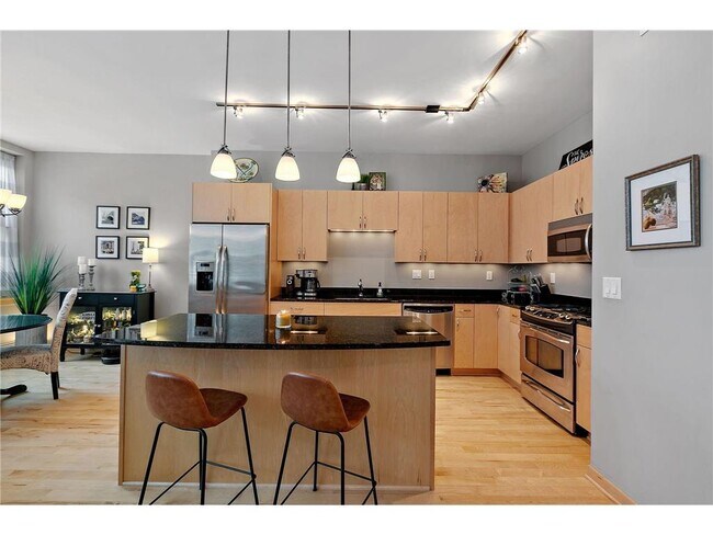 Building Photo - 215 10th Ave S