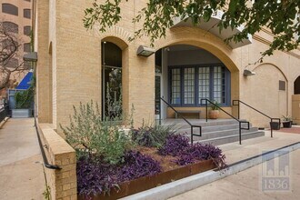 Building Photo - 507 Sabine St