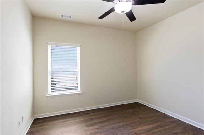 Building Photo - 906 Donington Cir SE