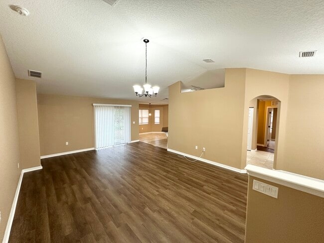 Building Photo - 12 Robin Pl