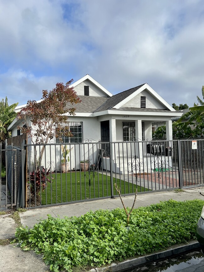 Building Photo - 1435 E 48th Pl