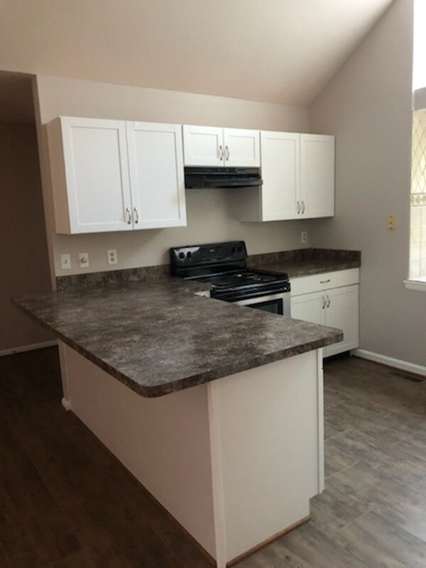 Kitchen with bar area - 10803 N Glade Ct