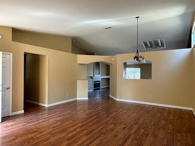 Building Photo - Three Bed, Two Bath Home Close to Hwy 99