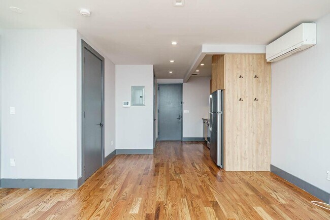 Foto del edificio - 1461 Gates Ave
