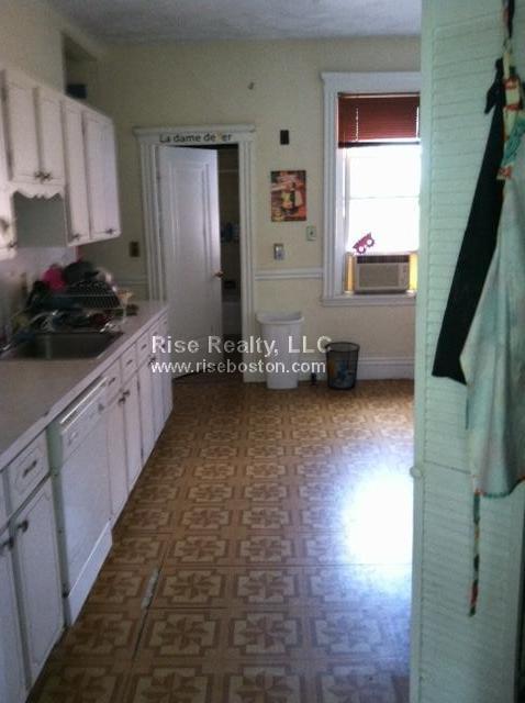 Building Photo - 2013 Commonwealth Ave