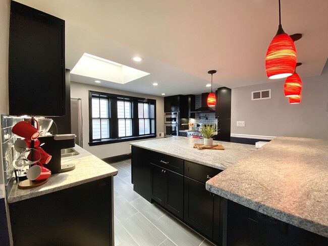 Photo - 712 N West St Apartment