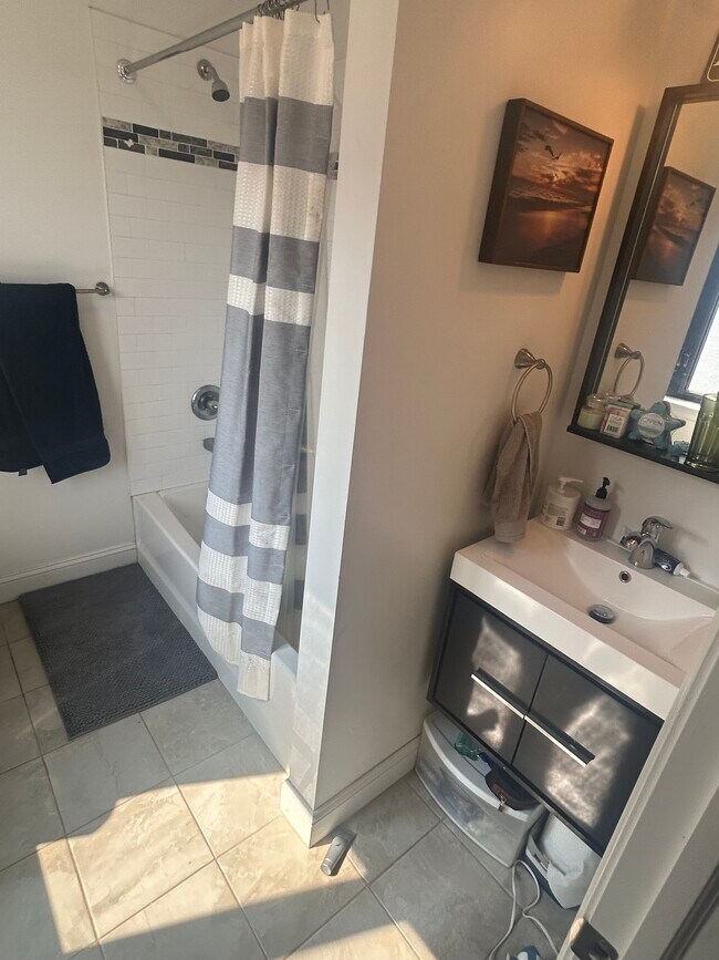 Bath 1 - 1601 Ridge Ave