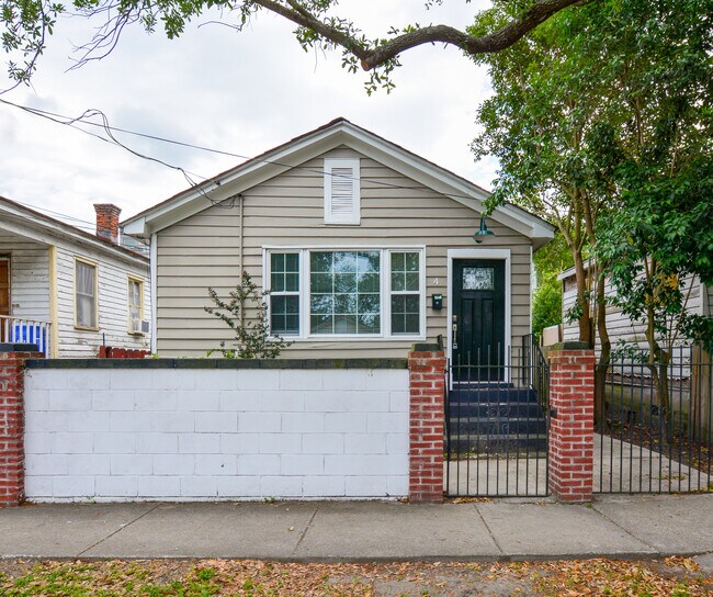 Building Photo - Renovated Classic Charleston Home