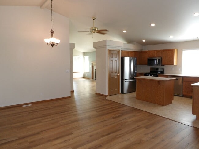 Building Photo - CDA Place Garden Home in Gated Community!