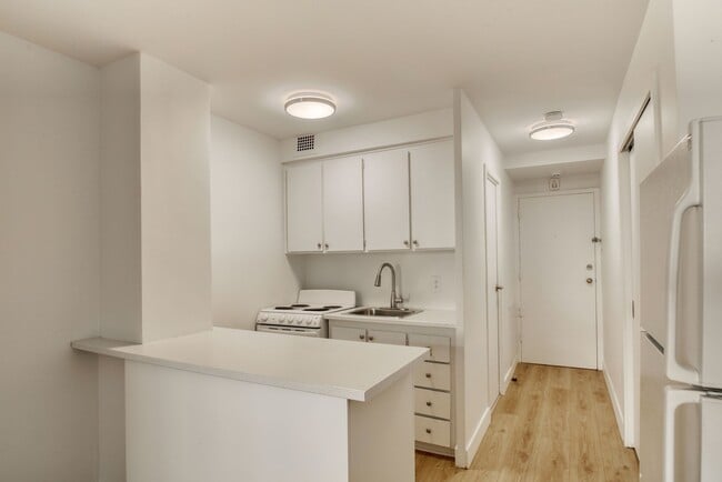 Building Photo - 3460 Rue Durocher