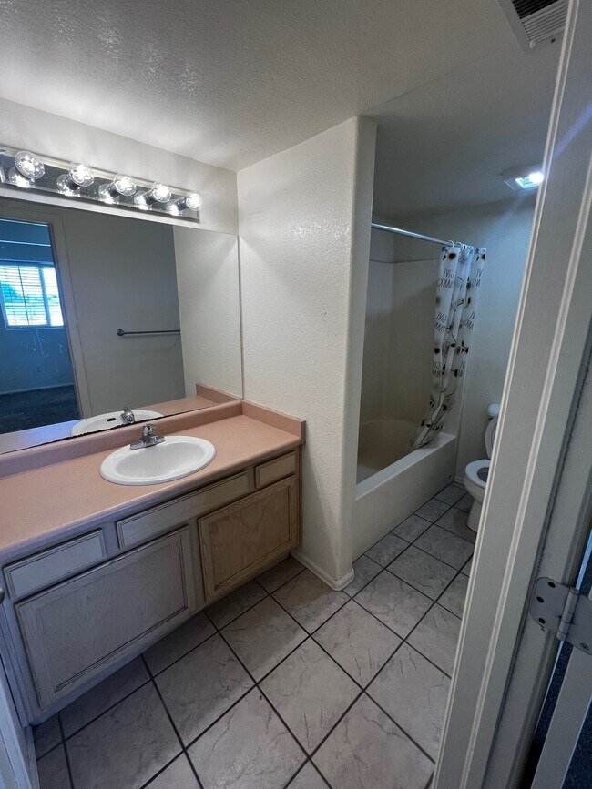 Foto del edificio - 593 S Aguilar Dr