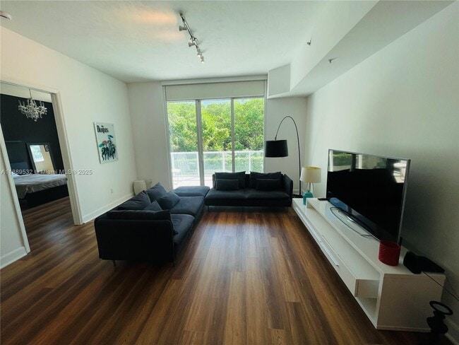 Foto del edificio - 15051 Royal Oaks Ln
