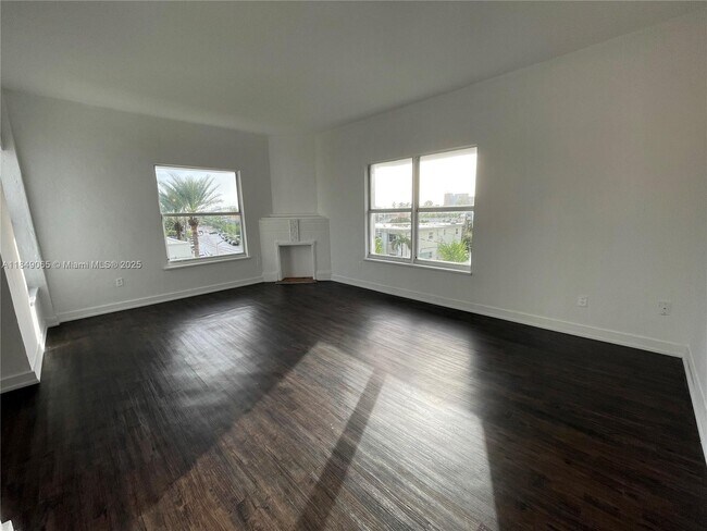 SALA DE ESTAR - 4035 N Meridian Ave