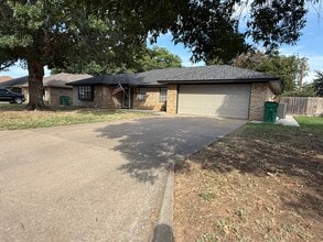 Building Photo - 2713 English Dr