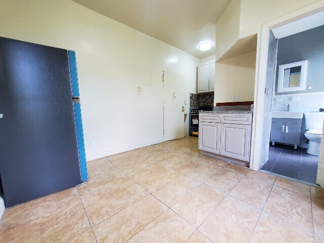 Building Photo - 525 Throop Ave