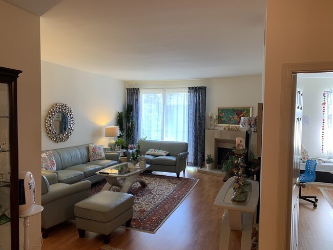 Sala de estar/Chimenea - 10475 Eastborne Ave