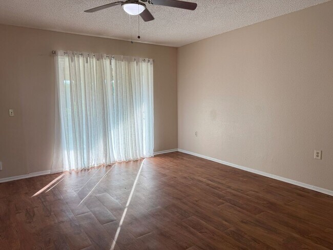Foto del edificio - 104 Meadow Hill