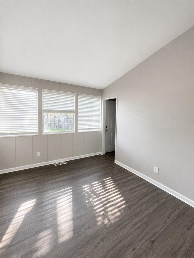 Foto del edificio - HALF OFF SECURITY DEPOSIT! Renovated 3BR/2BA Home with Garage & Huge Yard
