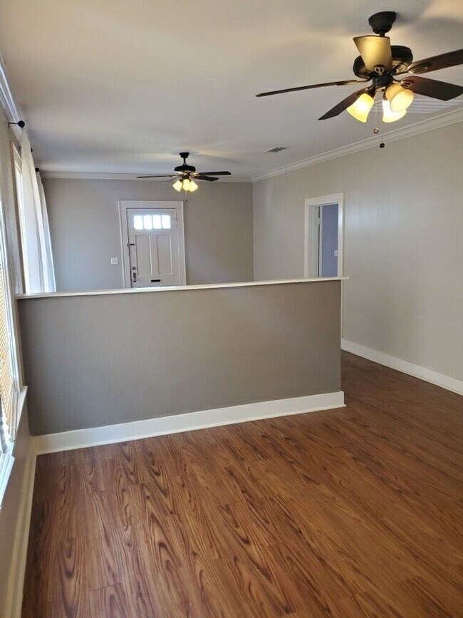 Building Photo - Super cute and updates throughout....