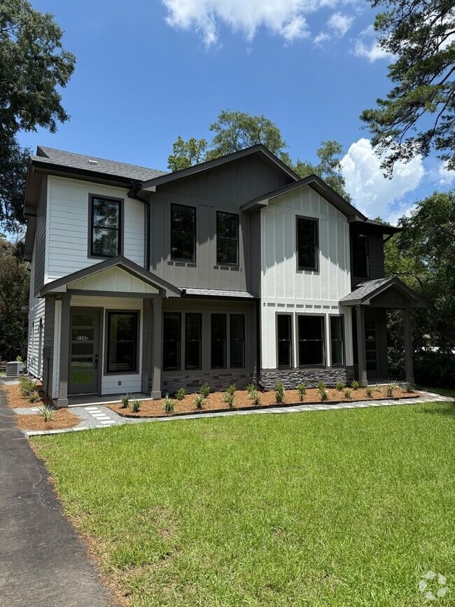 Building Photo - 226 E Bradford Rd