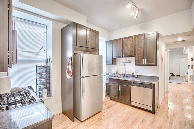 Building Photo - Wicker Park Large Sunny 3 Bed. In-Unit Laundry, FREE Fast Internet. Central Heat & A/C, Hardwood ...