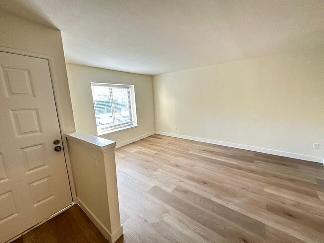 Building Photo - Cozy Beautiful Townhouse for Rent