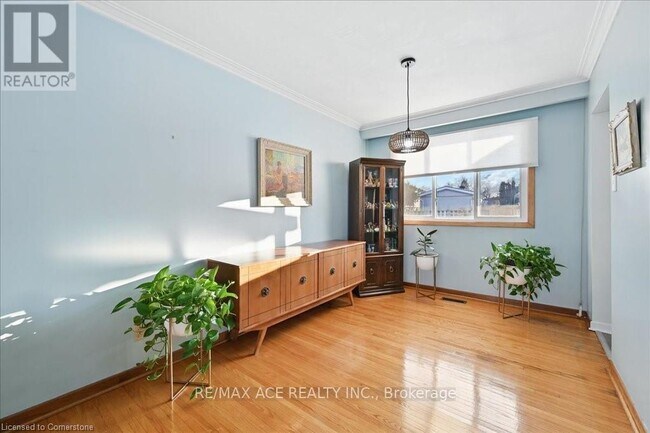 Building Photo - 618 Artreva Crescent