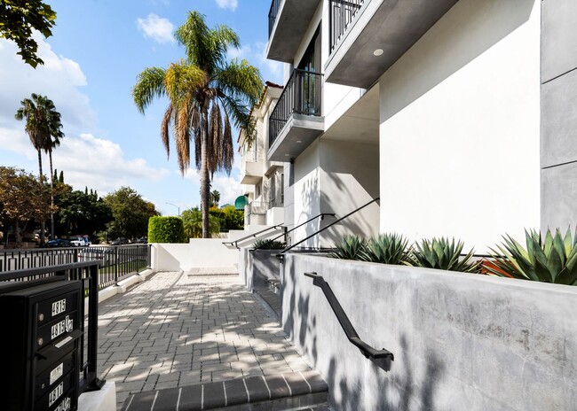 Foto del edificio - 4815 Elmwood Ave