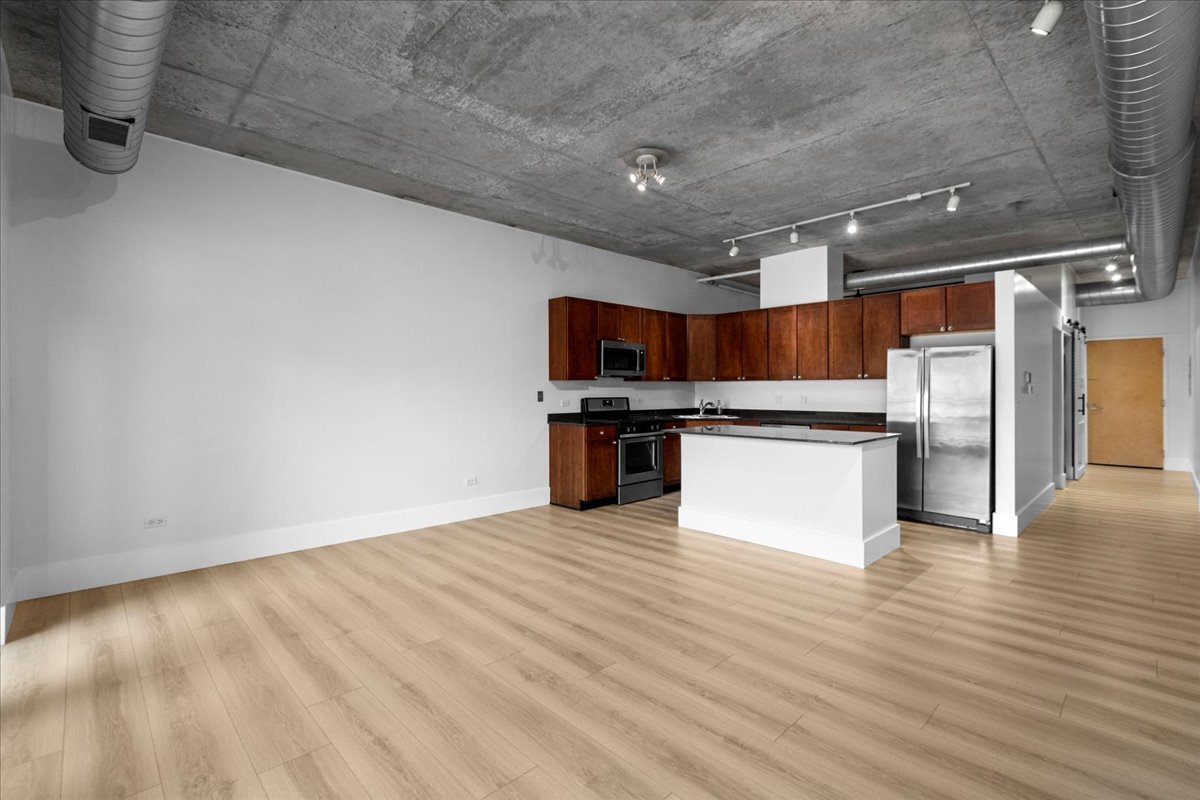 Primary Photo - 1000 N Kingsbury St