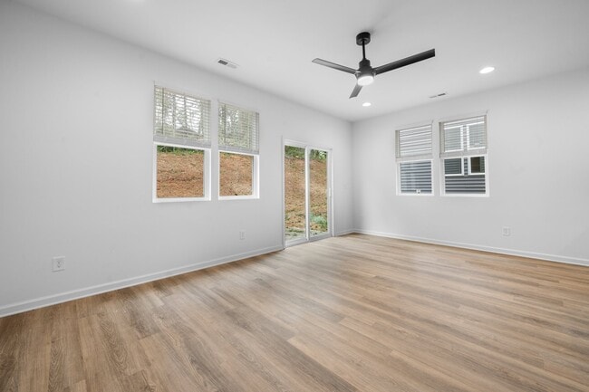 Building Photo - 207 9th Ave SE