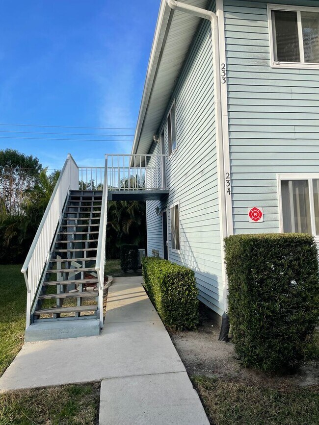 Foto del edificio - 2/2 Private 2nd Floor with Lovely Screened...