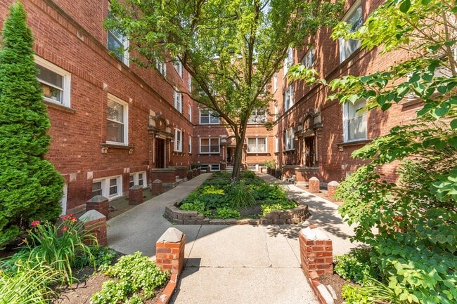 Community Courtyard - 4442 N Beacon St