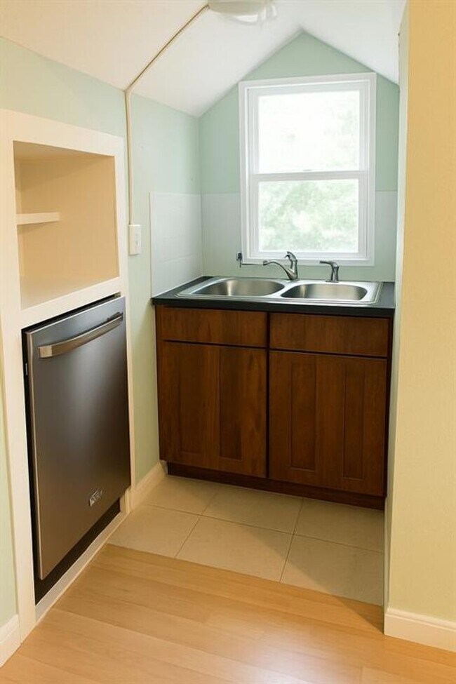 Building Photo - Charming Studio Apartment in Triplex Near UT