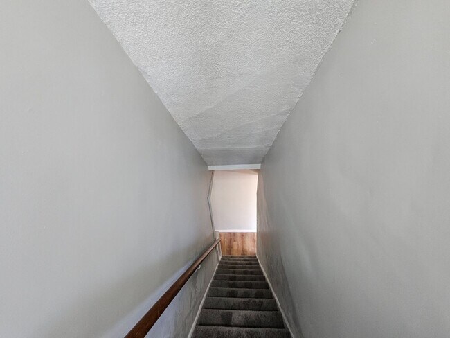 Building Photo - Newly updated 1 bedroom 1 bath apartment f...