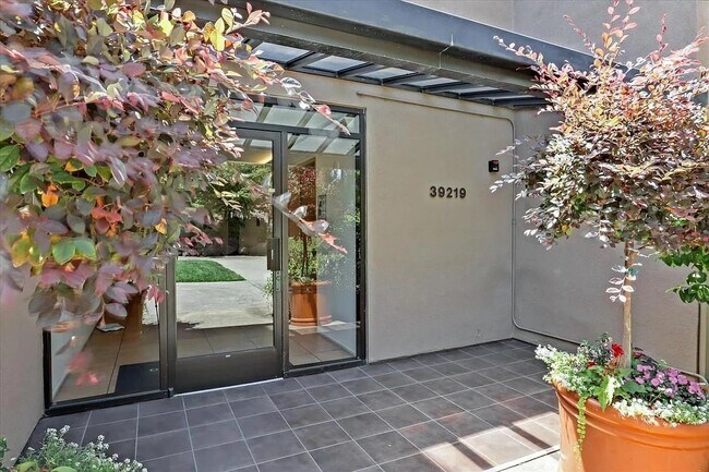 Building Photo - 39219 Guardino Dr